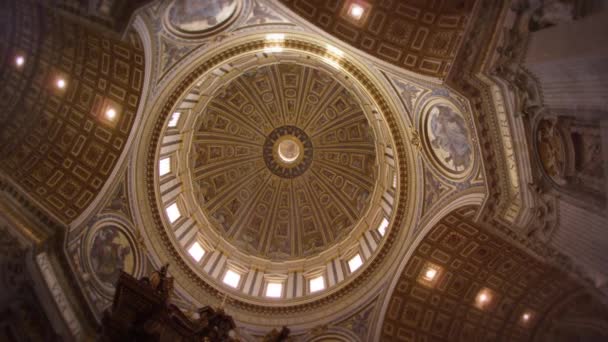 Rotating footage of the underside of the dome in St Peter's Basilica — Stock Video