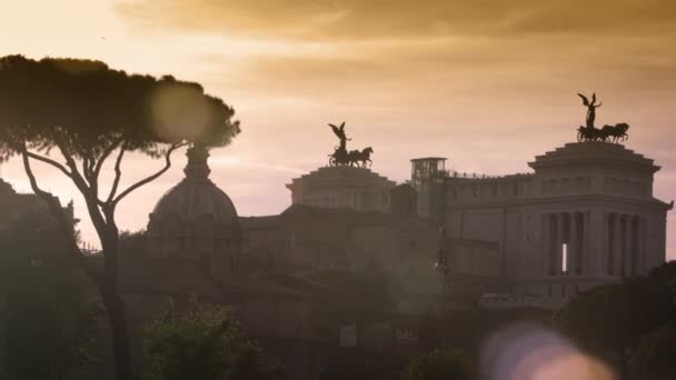 Nattbild av Vittorio Emanuele monumentet från Colosseum — Stockvideo