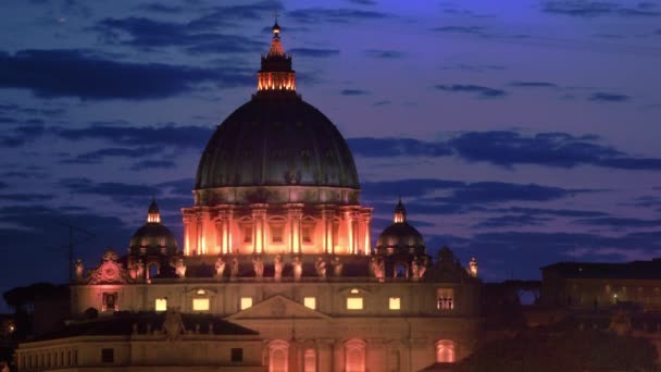 Cúpula de la Basílica de San Pedro iluminada — Vídeo de stock