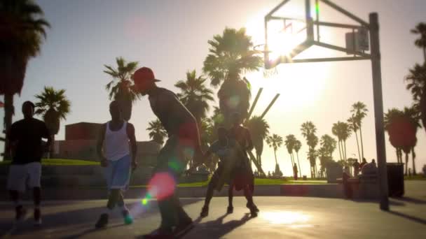 Férfi kosárlabdázni Kaliforniában — Stock videók