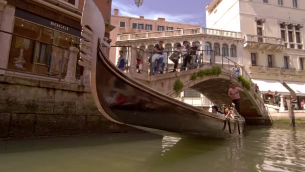 Touristes dans une gondole au ralenti — Video