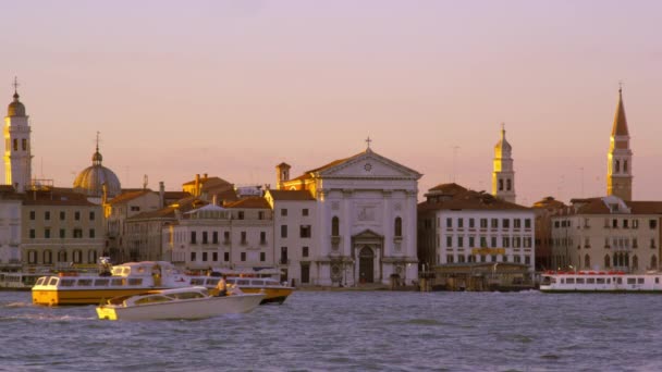 Boat passing in front of the waterfront Riva degli Schiavoni. — Stock Video