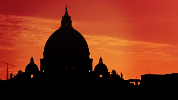 Close up da Basílica de São Pedro silhueta contra um pôr-do-sol — Vídeo de Stock