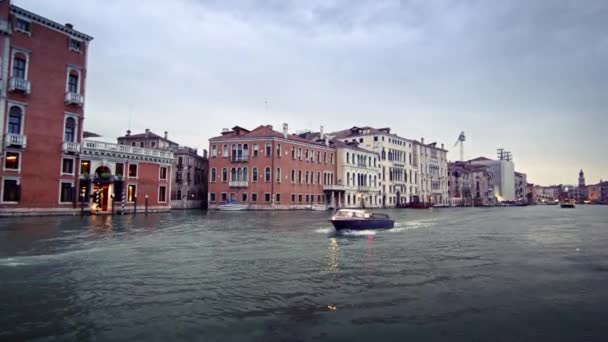 Edifici sulla linea di galleggiamento del Canal Grande . — Video Stock