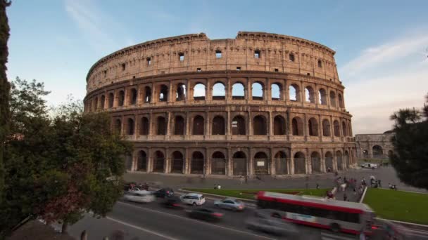 Een time-lapse van het Colosseum en de straat verkeer. — Stockvideo