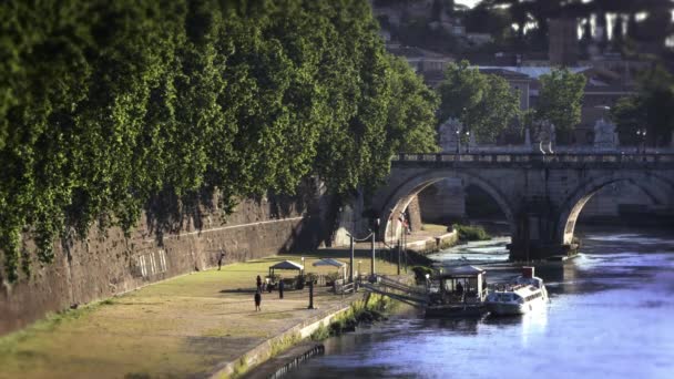 Ponte Sant 'Angelo und Dock — Stockvideo