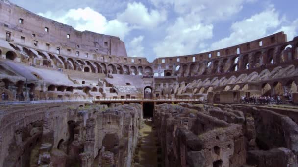 Cielo y asientos del estadio del Coliseo desde la arena — Vídeo de stock