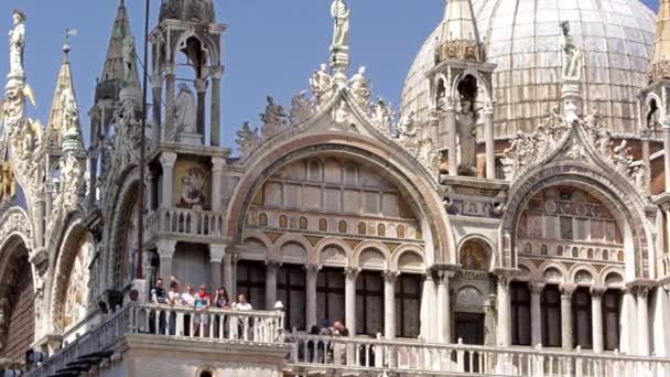 Vista panorámica en cámara lenta de la Basílica de San Marco — Vídeo de stock