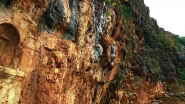 Gesneden rotswand bij Panias in Israël — Stockvideo