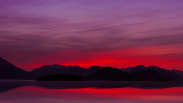 有紫色的天空，在阿拉斯加山脉. — 图库视频影像