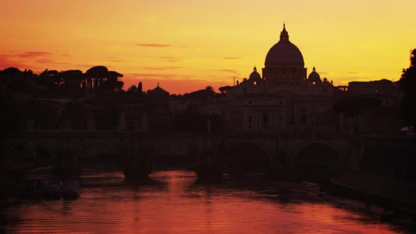 St Peter 's and Ponte Sant' Angelo against a pink sunset — стоковое видео