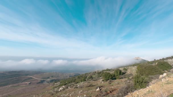 Niedrige Wolken nähern sich Berghang — Stockvideo