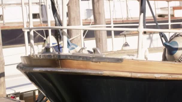 Static shot of a boat at a marina in Venice. — Stockvideo