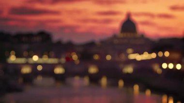St. Peter's Bazilikası'nın ve Ponte Sant'Angelo odak gece karanlığında raf