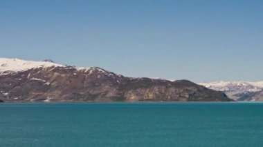 Alaska'da camsı su çevrili dağlar.