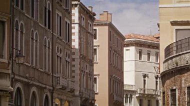 Kalabalık Venedik'te Ponte Tron köprüsü nün yanında sokaklarda dolaşıyor.