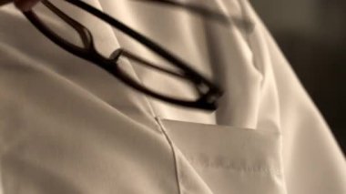 gözlük cebinden alarak sonra onları geri koymak el