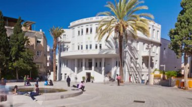 beyaz bina önünde meşgul plaza