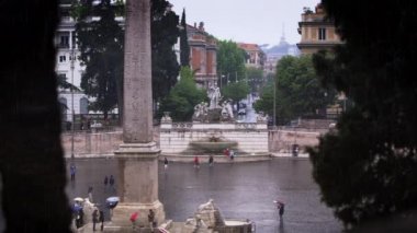 Fontana del Nottuno ve Dikilitaş Piazza del Popolo adlı uzak çekim