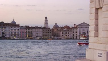 Rıhtımın kanal boyunca dönüm noktası..