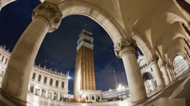 Saint Mark's meydanından gece kulede, hızlandırılmış.