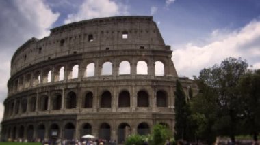 Kolezyum Roma İtalya önünde yürüyen insanlar