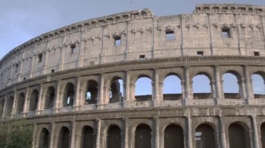 Colosseum kuzey duvarına düşük açılı pan