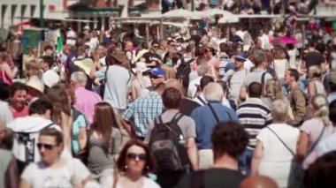 Venedik'te kalabalığın yavaş çekim çekimi