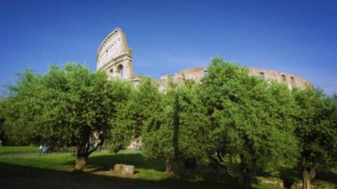 Pan bir tepenin dibinde Colosseum