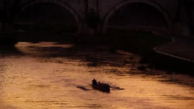 Tiber Nehri üzerindeki köprü altında kürek tekne görüntüleri.