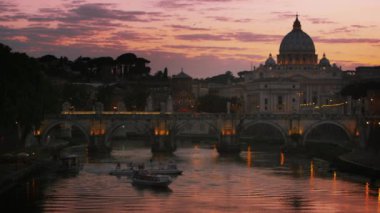 Hafif sol sağ pan Ponte Sant'Angelo ve kubbe St. Peter Bazilikası