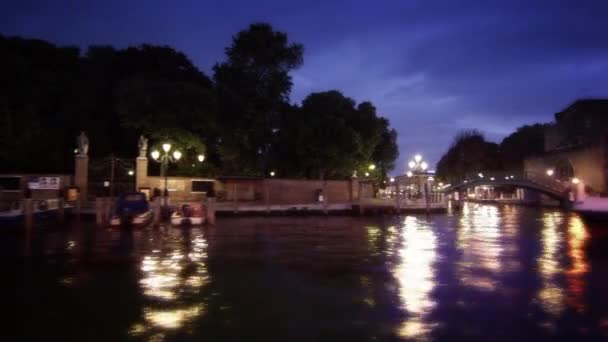 Tracking shot van Grand Canal in de avond — Stockvideo