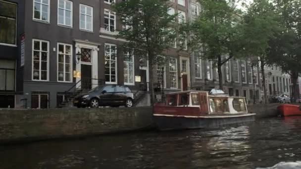 Днем на улице в Амстердаме — стоковое видео