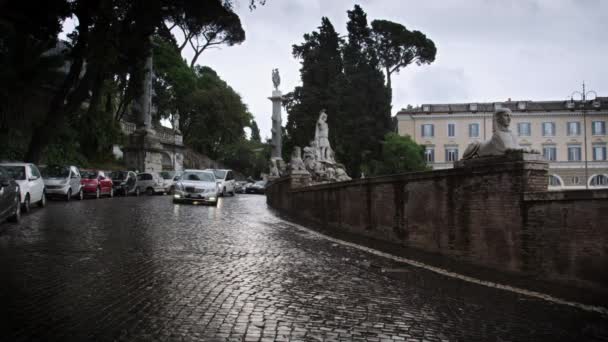 Noordoost natte kasseistrook weg gebogen rond het Piazza del Popolo — Stockvideo