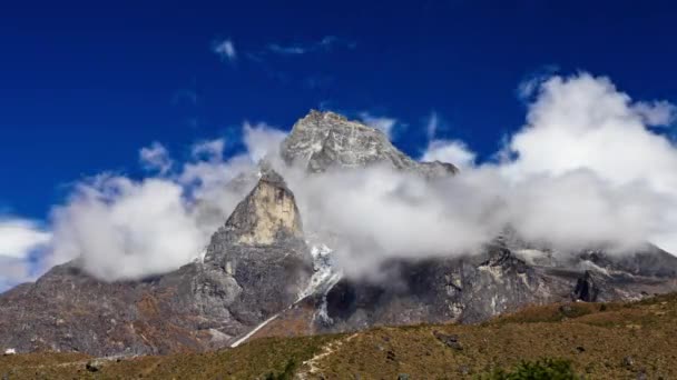 Tiempo-lapso de nubes que pasan delante de un pico del Himalaya . — Vídeo de stock