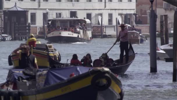 Filmati al rallentatore di turisti che viaggiano su una gondola attraverso un canale trafficato . — Video Stock