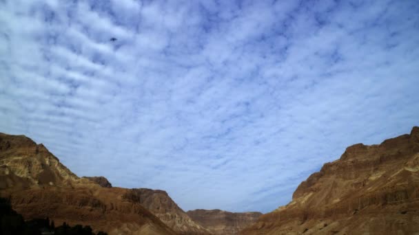 Chmury się nad górami pustyni — Wideo stockowe