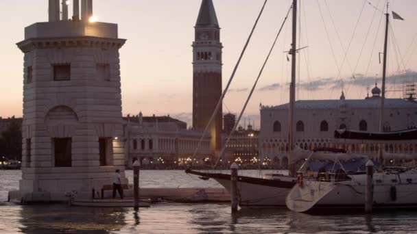 Vitorlások statikus lövés a velencei San Giorgio Maggiore kikötőben. — Stock videók