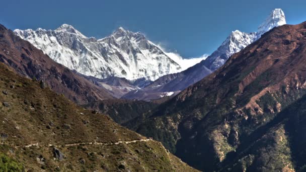 Camino en las montañas del Himalaya — Vídeo de stock