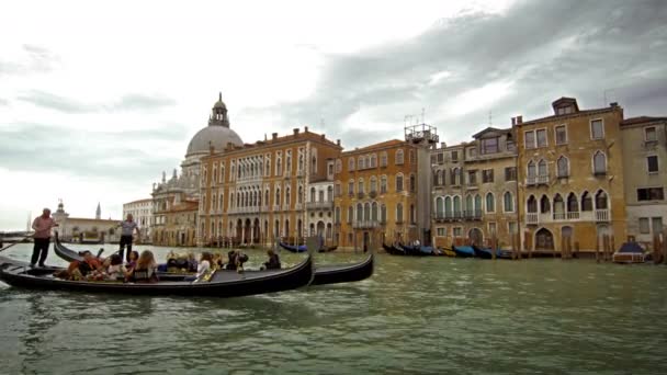 Gondeln auf einem Kanal in der Nähe der Kirche Santa Maria della Salute — Stockvideo