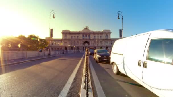 Justizpalast von der Brücke bei Sonnenuntergang. — Stockvideo