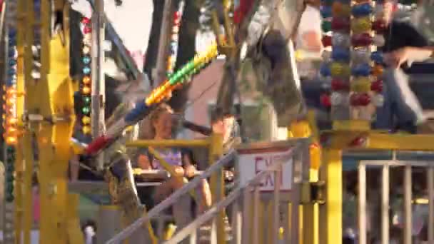 Dois pares em uma roda de ferris em um carnaval . — Vídeo de Stock