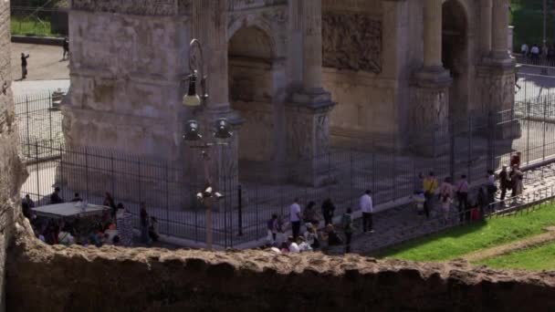 Les touristes se promènent à la base de l'Arc de Constantin — Video