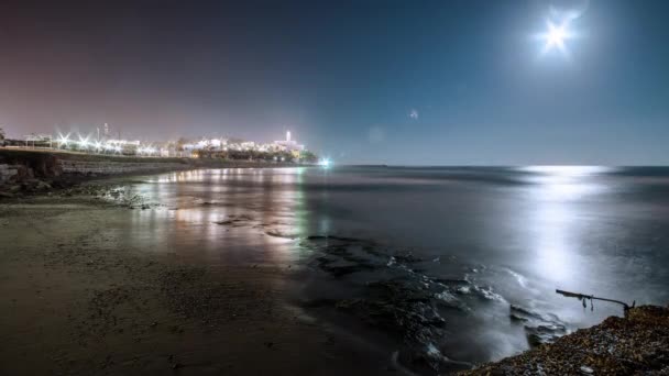 De instelling van de maan in de Oceaan in de buurt van een Israëlische stad — Stockvideo