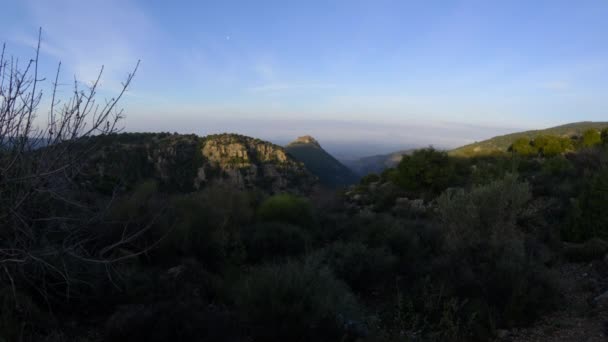 Ηλιακό φως σταδιακά καλύπτοντας λόφους — Αρχείο Βίντεο