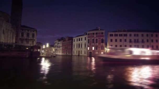 Water taxi passeert schot op kanaal kruising — Stockvideo