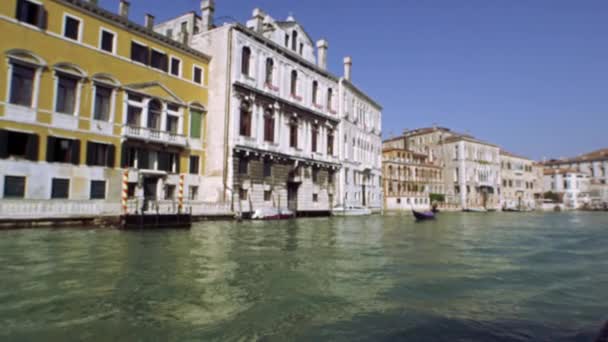 Проходячи гондоли каналом у Венеції. — стокове відео