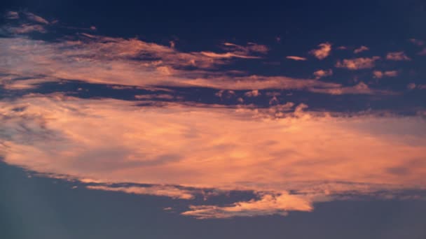 Nubes blancas y anaranjadas al atardecer en Israel — Vídeos de Stock