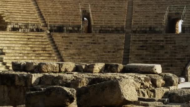Amfitheater bij de keizersnede ruïnes in Israël — Stockvideo
