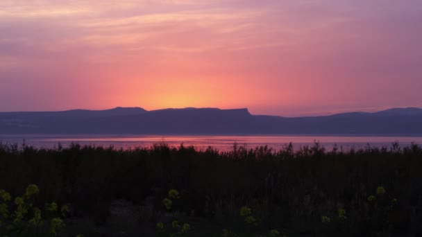 Matahari terbenam di atas Laut Galilea di Israel — Stok Video